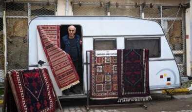 Sındırgı’da yaşayan halı tamircisi devam eden depremler nedeniyle dükkanını karavana taşıdı: ‘Binalarda güvenli hissetmiyorum’