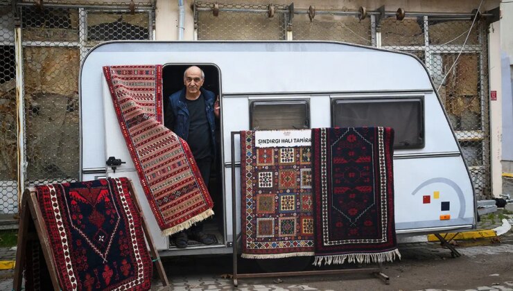 Sındırgı’da yaşayan halı tamircisi devam eden depremler nedeniyle dükkanını karavana taşıdı: ‘Binalarda güvenli hissetmiyorum’