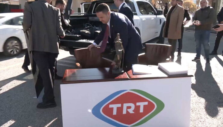 Son Dakika… CHP Ankara Milletvekili Umut Akdoğan TRT Genel Müdürlüğü önünde!