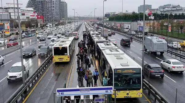 Son dakika… İstanbul’da metrobüs hattında yoğunluk: Aksaklık giderildi