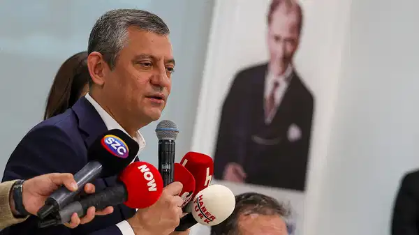 Son Dakika… Özgür Özel’den gazetecilere operasyona tepki: ‘Korkağa karşı cesur olan kazanır’