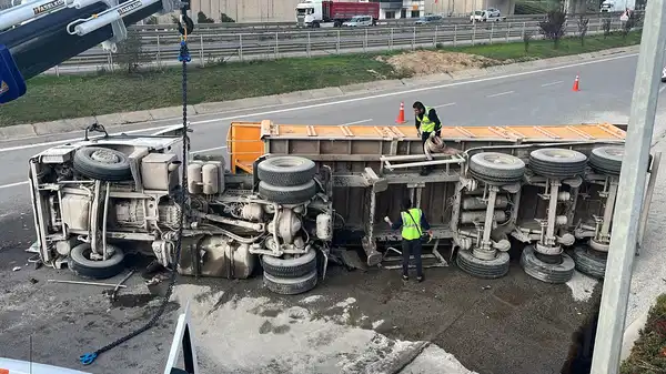 TEM Otoyolu’nda mıcır yüklü kamyon devrildi: Şoför yaralandı