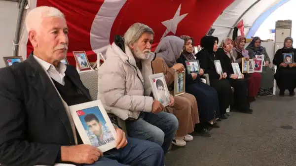 Terör örgütüne karşı oturma eylemleri devam ederken… Diyarbakır’daki mağdur ailelerden CHP’ye ‘İmralı’ tepkisi