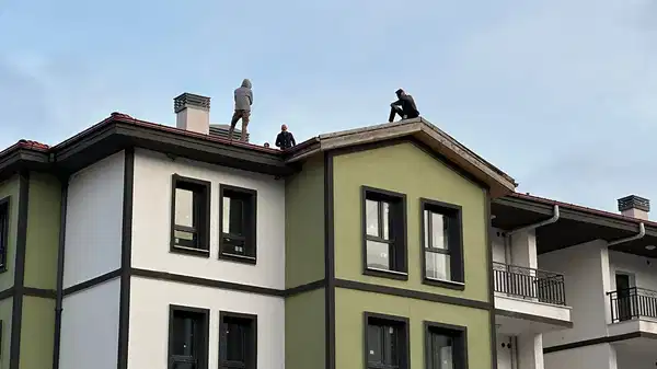 TOKİ inşaatında görevli işçiler, ücretleri ödenmediği gerekçesiyle çatıya çıktı!