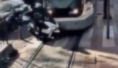 Tophane durağında motosiklete tramvay çarptı: İki kişi hastaneye kaldırıldı