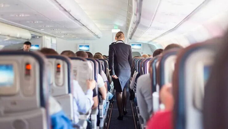 Uçuş esnasında 12 şişe votka içen kabin memuru hastaneye kaldırıldı
