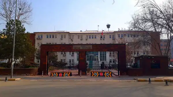 Vali, mahkeme kararıyla dönen yöneticiyi ikinci kez görevden aldı