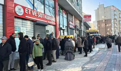 Van’da dondurucu soğuklarda ucuz et kuyruğu: ‘Emekliyim, vallahi zor geçiniyorum’