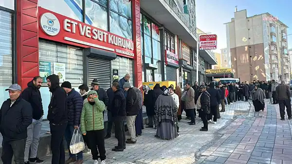 Van’da dondurucu soğuklarda ucuz et kuyruğu: ‘Emekliyim, vallahi zor geçiniyorum’