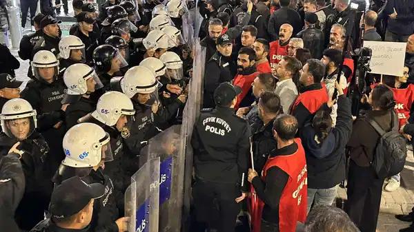 Van’da işten çıkarılan belediye işçileri 100. günde yürüyüşleri engellenince oturma eylemi başlattı
