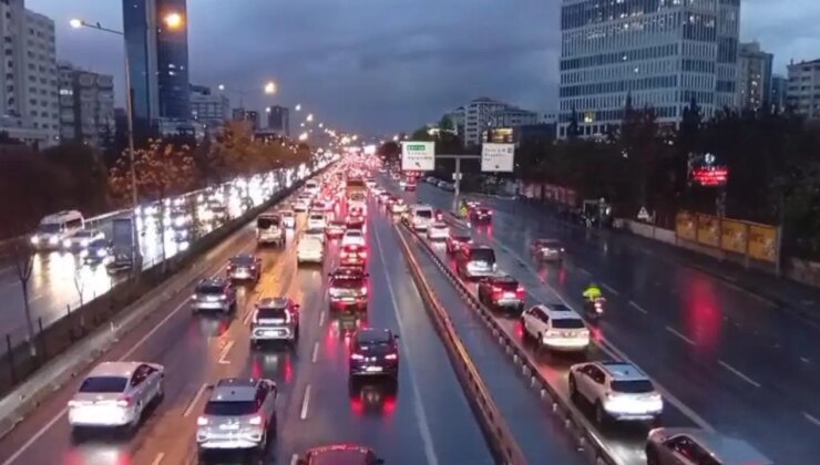 Yağışlı hava etkili oluyor: İstanbul’da trafik felç oldu!