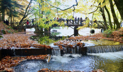 Yedigöller sonbaharda ziyaretçi akınına uğruyor