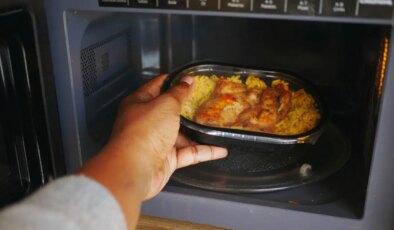 Yiyecekleri mikrodalgada pişirmek besin değerlerini kaybetmesine neden olur mu?