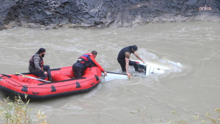 Yola düşen kayadan kaçmaya çalışan araç Zap Suyu’na uçtu! Ölü ve yaralılar var…