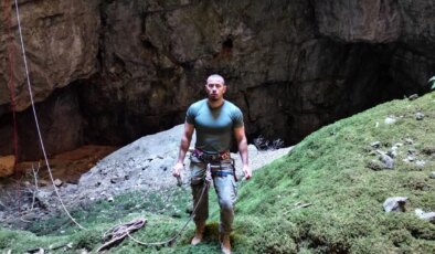 ‘Yukarı çıkmazsın dediler’: 90 metrelik obruğa tek başına indi