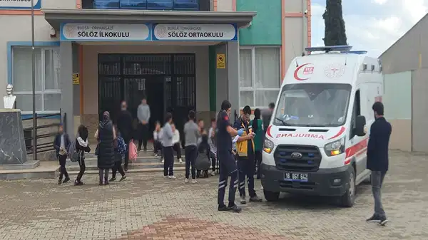 Zehirlenme şüphesiyle hastaneye kaldırıldılar: 24 öğrencide ‘mevsimsel viral enfeksiyon’ tespit edildi