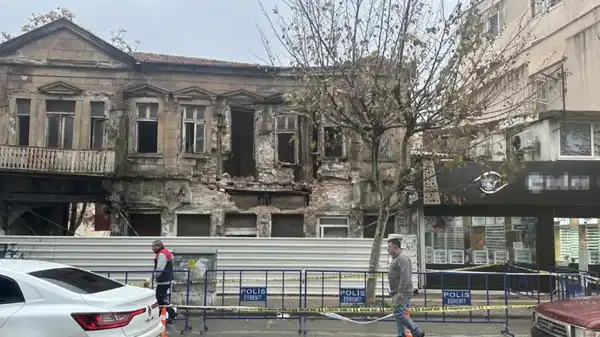 113 yıllık han tehlike saçtı: Yola parçalar düştü