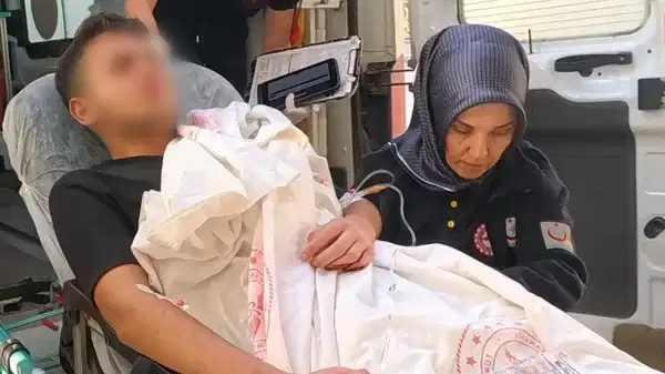 14 yaşındaki çocuk sokak ortasında bıçaklandı: Şüpheli kayıplara karıştı