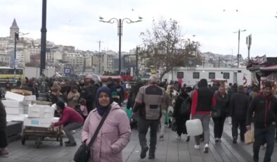 2026’ya doğru Eminönü’nden yurttaşlar: ‘Çocuklara ufacık bir hediye almaya çalışsan maaş yetmiyor… Ülke hiç bu kadar dibe vurmamıştı’