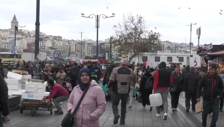 2026’ya doğru Eminönü’nden yurttaşlar: ‘Çocuklara ufacık bir hediye almaya çalışsan maaş yetmiyor… Ülke hiç bu kadar dibe vurmamıştı’