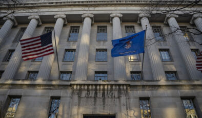 ABD Adalet Bakanlığı, Epstein dosyalarından kaldırılan Trump fotoğrafını yeniden yayımladı