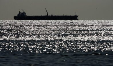 ABD Sahil Güvenliğinden kaçan tankerin mürettebatı gemiye Rus bayrağı çizdi