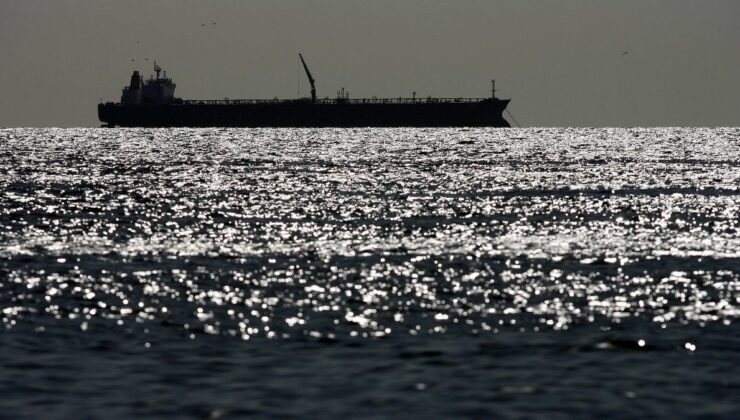 ABD Sahil Güvenliğinden kaçan tankerin mürettebatı gemiye Rus bayrağı çizdi