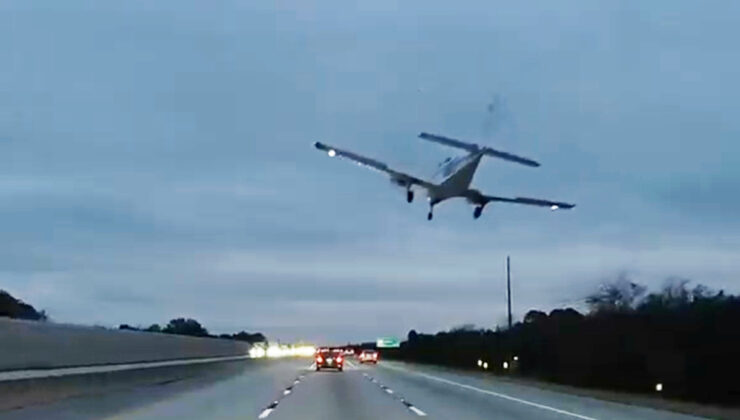 ABD’de gökten bir anda inen uçak otoyolda giden arabaya çarptı