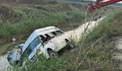 Adana’da feci kaza… Minibüs sulama kanalına devrildi: Çok sayıda yaralı var!