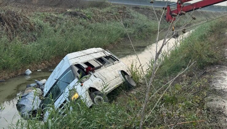 Adana’da feci kaza… Minibüs sulama kanalına devrildi: Çok sayıda yaralı var!