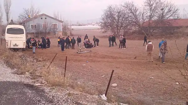 Afyonkarahisar’da feci kaza… Öğrenci servis aracı ile kamyonet çarpıştı: Çok sayıda yaralı var!