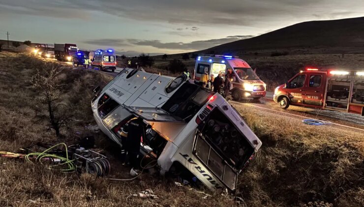 Afyonkarahisar’da yolcu otobüsü devrildi: 2 ölü, 21 yaralı!