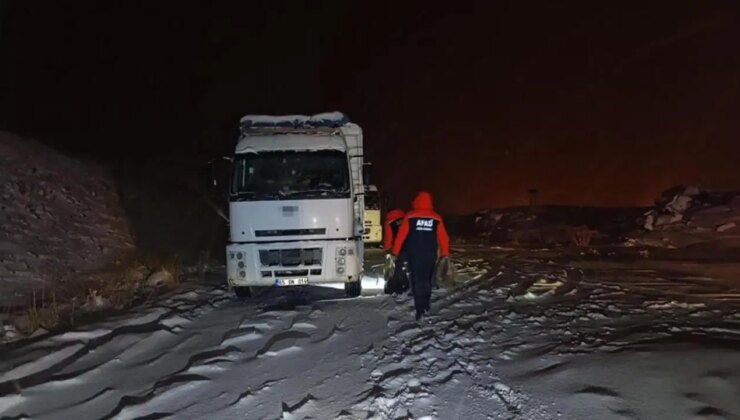 Ağrı-Van yolunda zorlu gece: 100 araç yolda kaldı