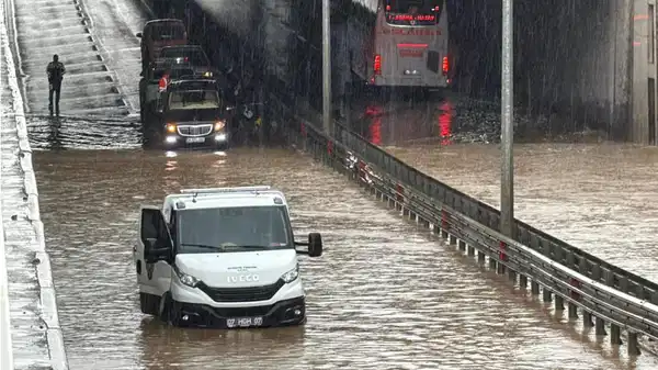 Alanya’da sağanak sonrası 8 kişi alt geçitte mahsur kaldı!