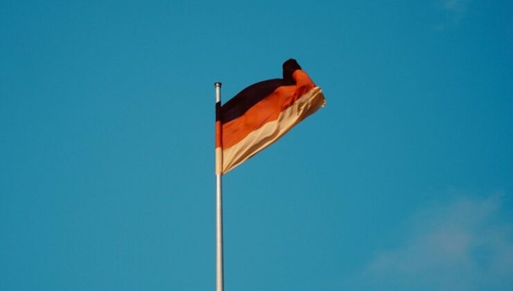 Almanya’da başörtülü kadına ırkçı saldırı