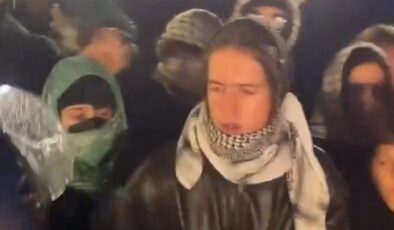 Almanya’da polis şiddeti: Filistin destekçisi göstericiye yumruk attı