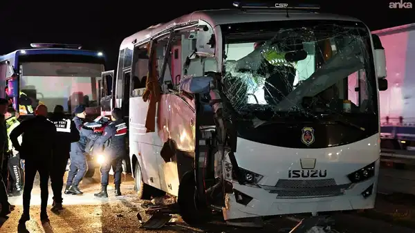 Amasya’da faciadan dönüldü! Cezaevi nakil aracı kaza yaptı: 23 yaralı