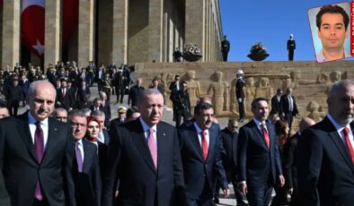 Anıtkabir’deki sloganlar eleştirildi: ‘Gece başınızı yastığa nasıl koyabiliyorsunuz’