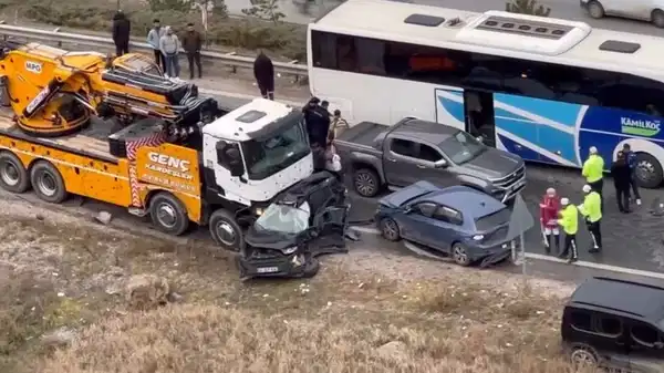 Ankara’da vinç, 13 araca çarptı: 5 yaralı