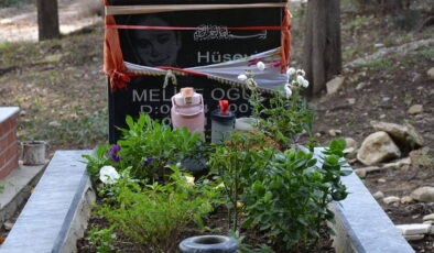 Antalya’da mezarlıktan çiçek çalındı: Ailesi şikayetçi oldu
