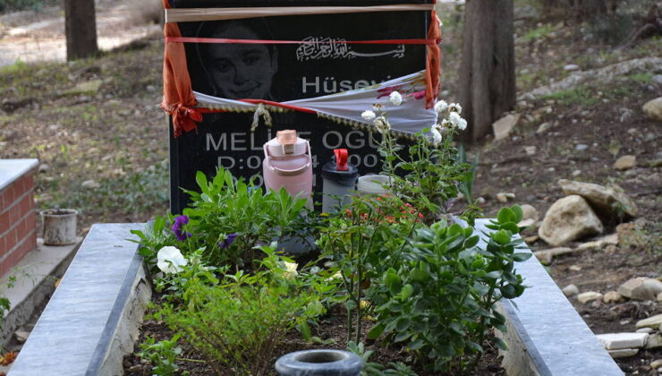 Antalya’da mezarlıktan çiçek çalındı: Ailesi şikayetçi oldu