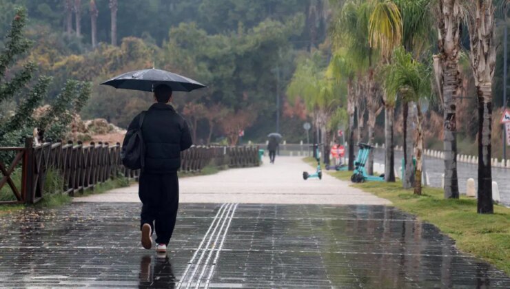 Antalya’da sağanak yağış etkili oldu!