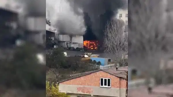 Arnavutköy’de TIR tamirhanesinde korkutan yangın: Saatler içinde söndürüldü!