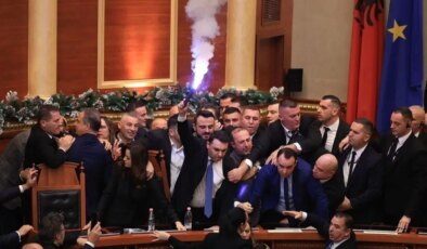 Arnavutluk Parlamentosu karıştı: Meşale yakıldı, plastik şişe fırlatıldı