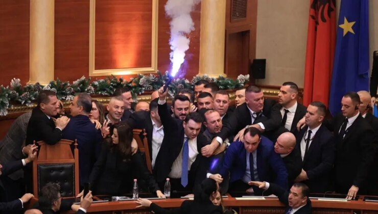 Arnavutluk Parlamentosu karıştı: Meşale yakıldı, plastik şişe fırlatıldı