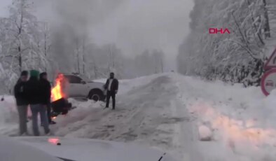 Artvin kışa teslim: Kar nedeniyle araçlar yolda kaldı, sürücüler ateş yakıp ısındı!