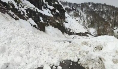 Artvin’de çığ düştü: Çobanlar kar kütlesinin altında mahsur kaldı!