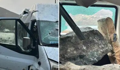 Artvin’de yamaçtan kopan kayalar seyir halindeki minibüse düştü