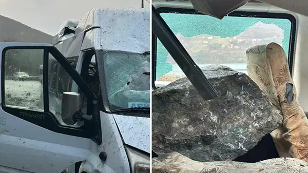 Artvin’de yamaçtan kopan kayalar seyir halindeki minibüse düştü