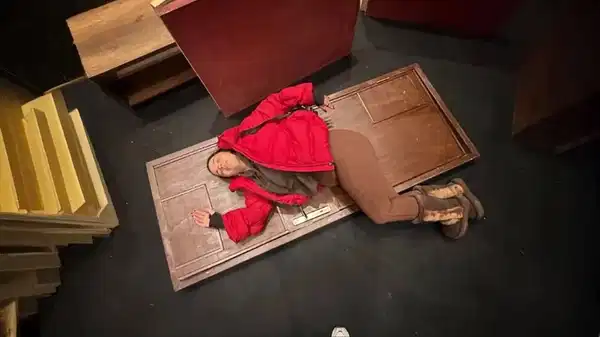 Aslı Bekiroğlu’nun kafasına kapı düştü! Sahnede korkutan anlar